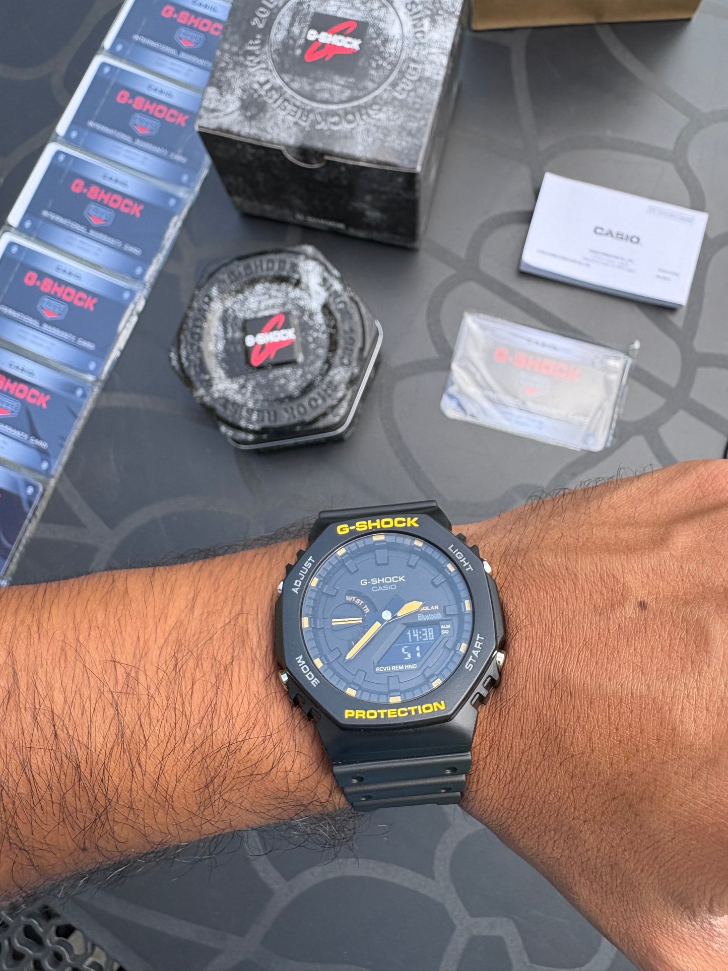 G-Shock noir jaune Bluetooth